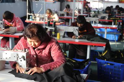 濉溪县四铺镇 缝纫机奏响富民曲 村办企业托起振兴梦